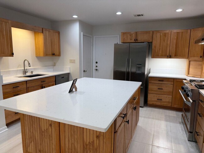 Building Photo - 9106 Rockcrest Cir