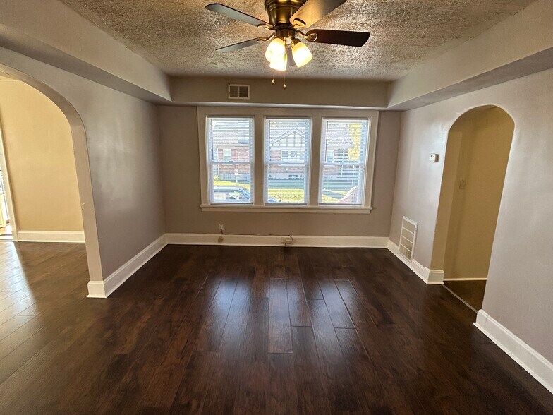 Building Photo - 1802 Lawn Ave