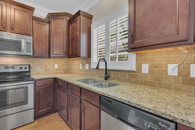 Building Photo - Charming Townhome in the Heart of Berry Fa...