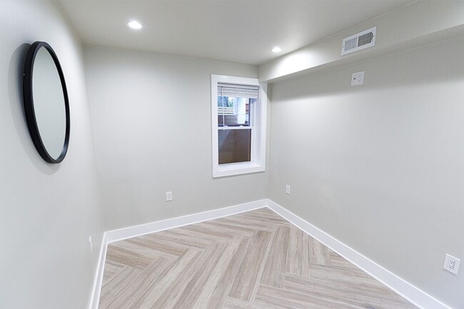 Building Photo - Beautifully Updated 4 Bed/3.5 Bath Row-Hom...