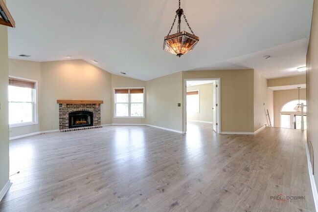 Building Photo - 305 Satinwood Terrace