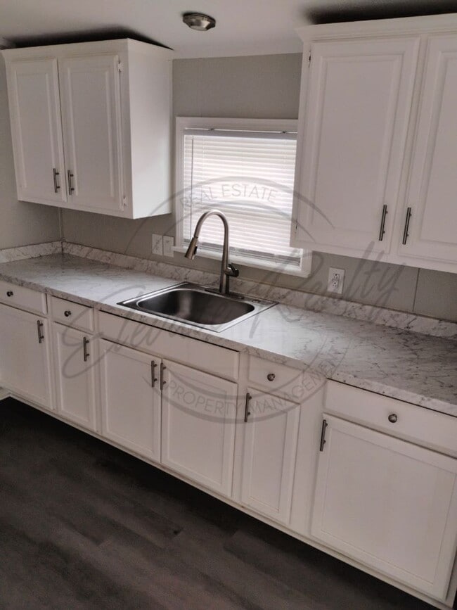 Building Photo - Three Bedroom, Ranch Style North Nashville...