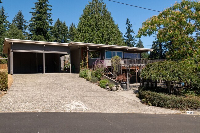 Building Photo - Exceptional Bellevue Home | Lake Sammamish Views | 5 Bed | 3 Bath | 3,380 Sq Ft