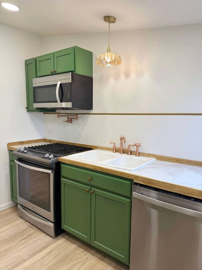 Building Photo - "Charming 1-Bedroom Retreat in Mountain Home – Your Cozy Haven Awaits!"