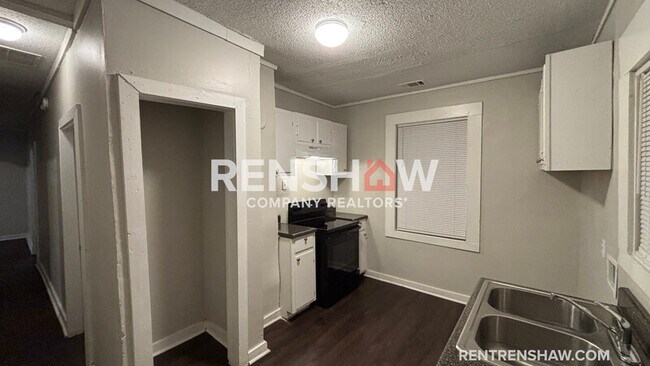 Building Photo - 689 Baltimore St