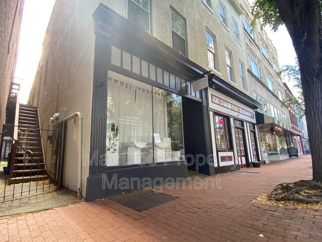 Building Photo - 806 Caroline St