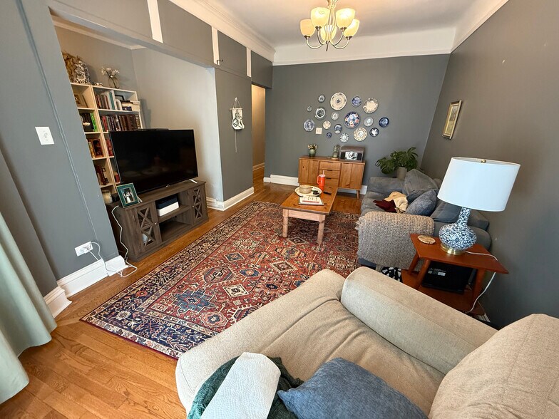 living room - 5313 South Maryland Avenue