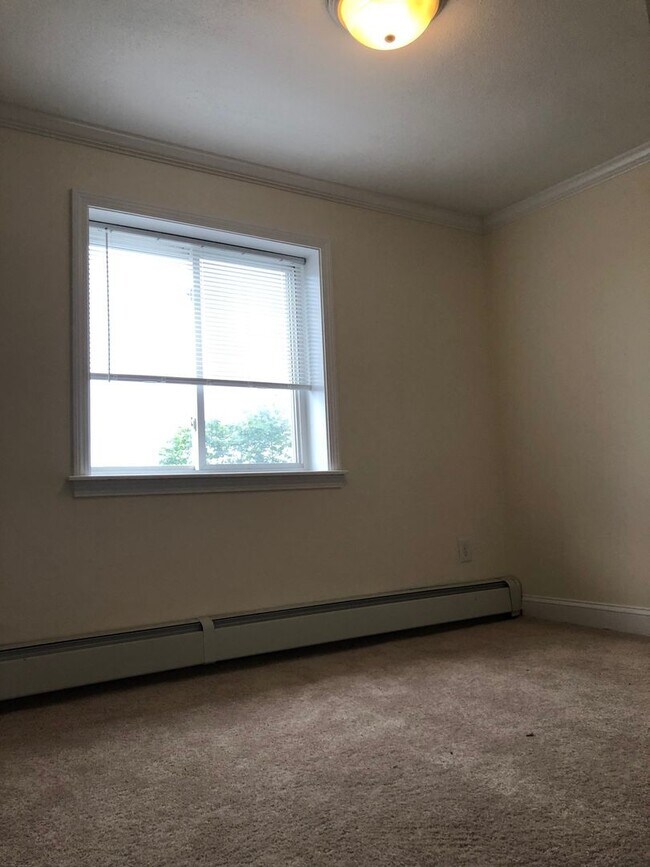 Building Photo - 2Br/1Bth apartment available June 1, 2026. Great location. Laundry in building!