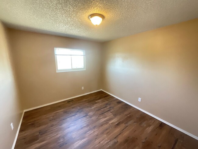 Building Photo - 5 Bedroom Home Available Near Research Pkw...