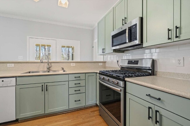 Building Photo - 4-Bed Oasis in Treyburn Community