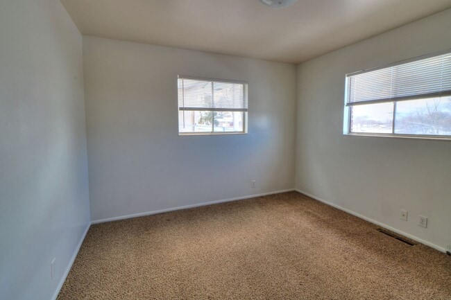 Building Photo - Available immediately 2 bedroom 1 bath in ...