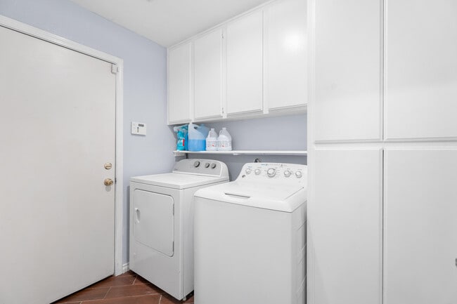 Building Photo - 45322 Pickford Ave