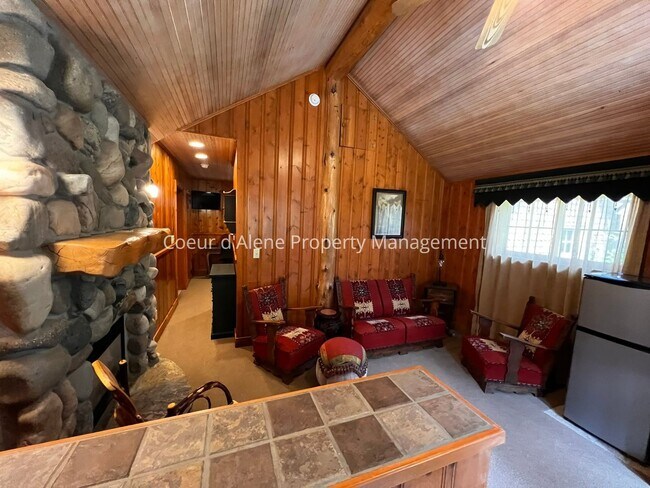 Building Photo - 10646 N Lakeview Dr