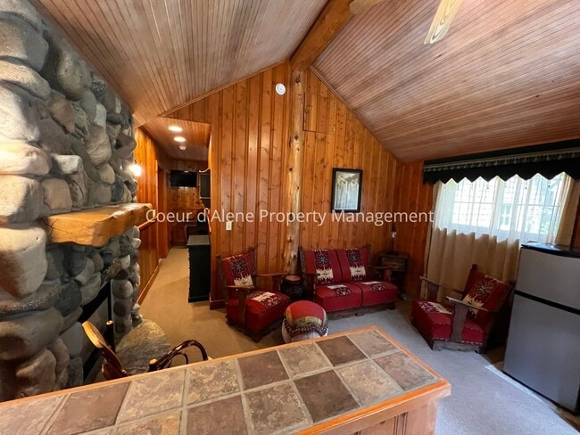 Building Photo - One of a kind cottage near Hayden Lake Country Club