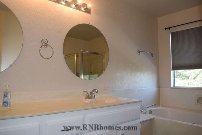 Building Photo - 1024 McRae Way