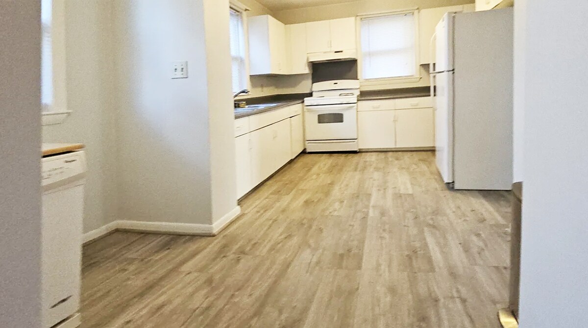 Kitchen - 68 Park Ave