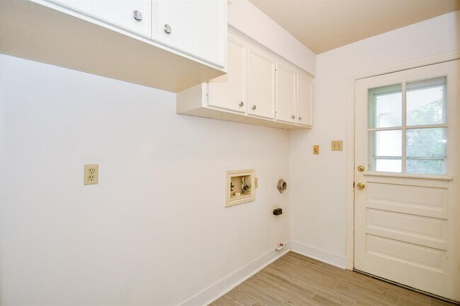 Building Photo - 3007 Broadmoor Dr
