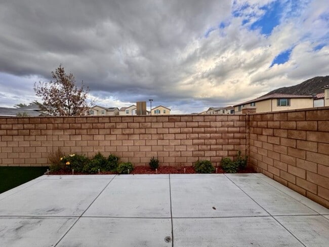 Building Photo - SOLAR INCLUDED! Stunning 3 Bedroom Home in...