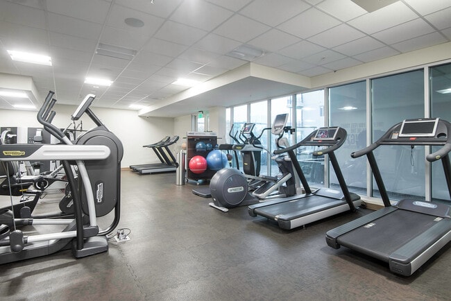 Building Photo - 685 S New Hampshire Ave