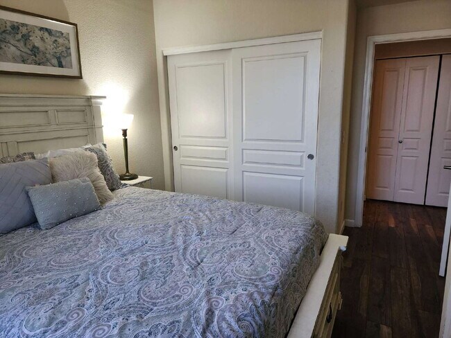 Building Photo - Fully furnished 2 bedroom 2 bathroom unit ...