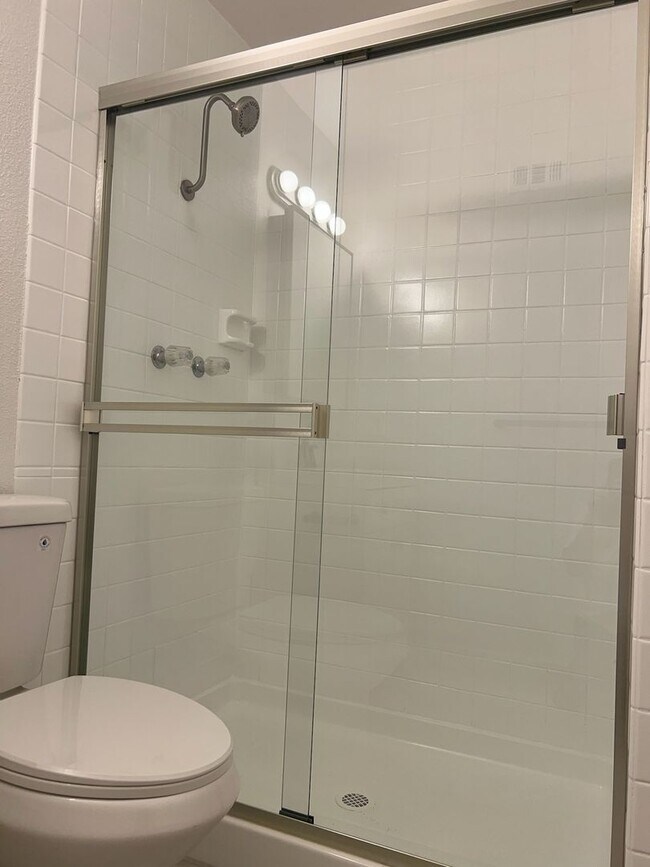 Building Photo - Newly renovated Beauty!