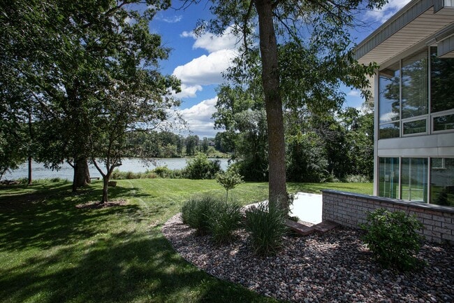 Building Photo - Luxury Riverfront Home