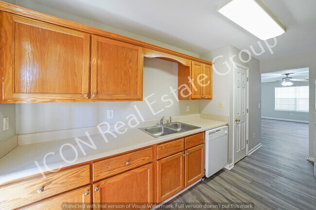 Building Photo - 3/2 Ground Floor apartment with new flooring and freshly painted!!