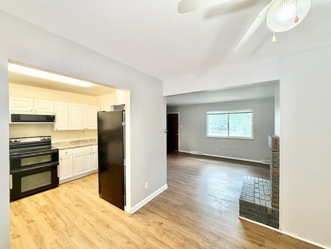 Building Photo - 387 S Queen Cir
