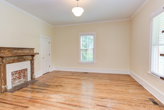 Building Photo - 510 Oakwood Ave