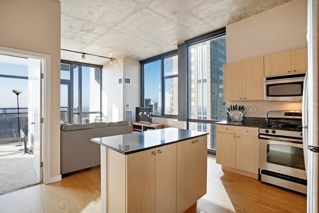 Building Photo - 235 W Van Buren St