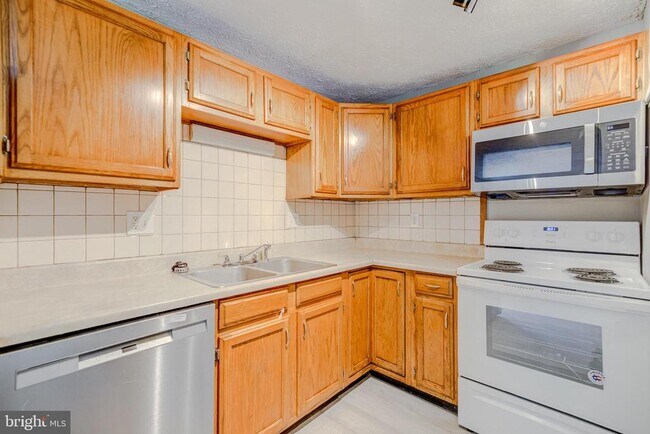 Building Photo - 10904 Huntington Woods Cir