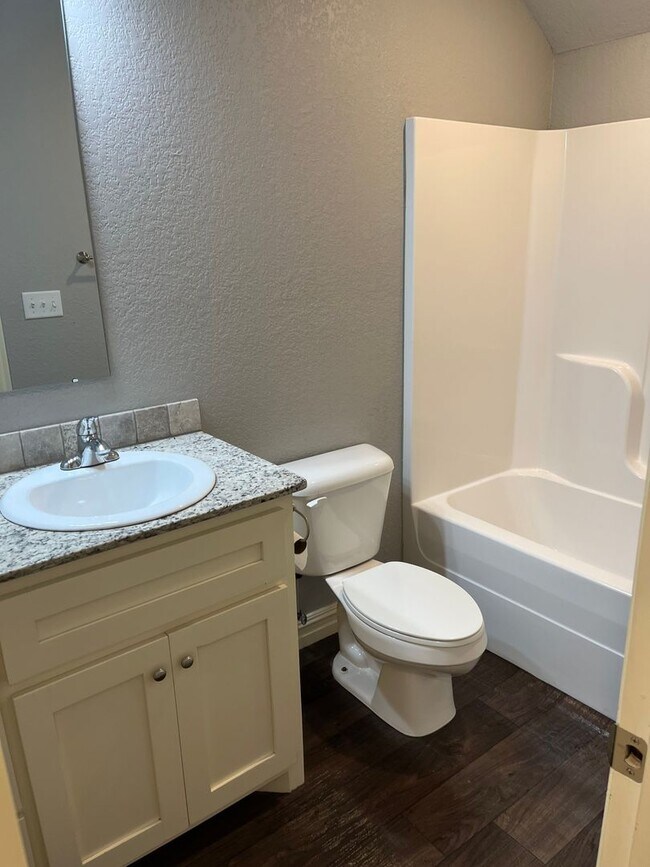 Building Photo - 3 bedroom/2 bathroom townhouse