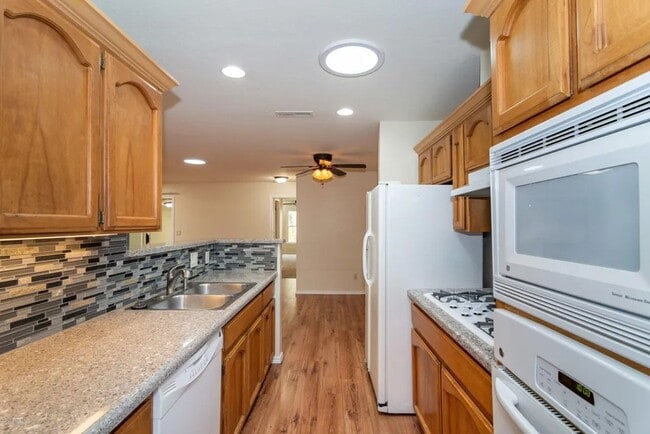 Building Photo - 4 bedroom 3 bath 2 car garage- Large Townhome In *Timber Ridge Subdivision*