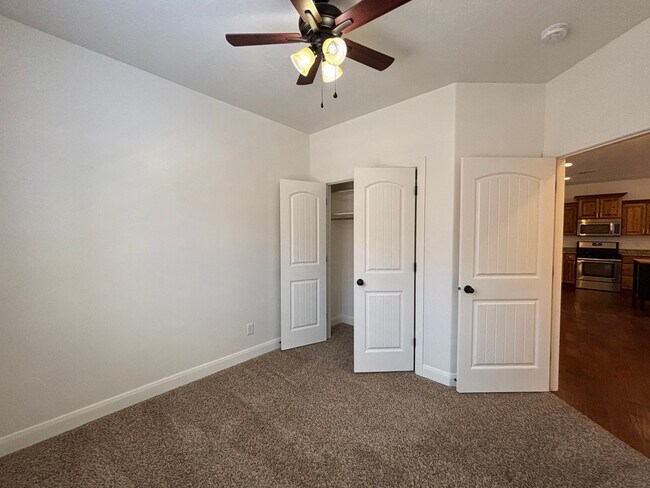 Building Photo - 750 350 N