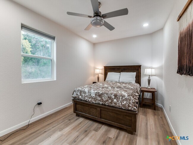 Building Photo - 268 White Oak Dr