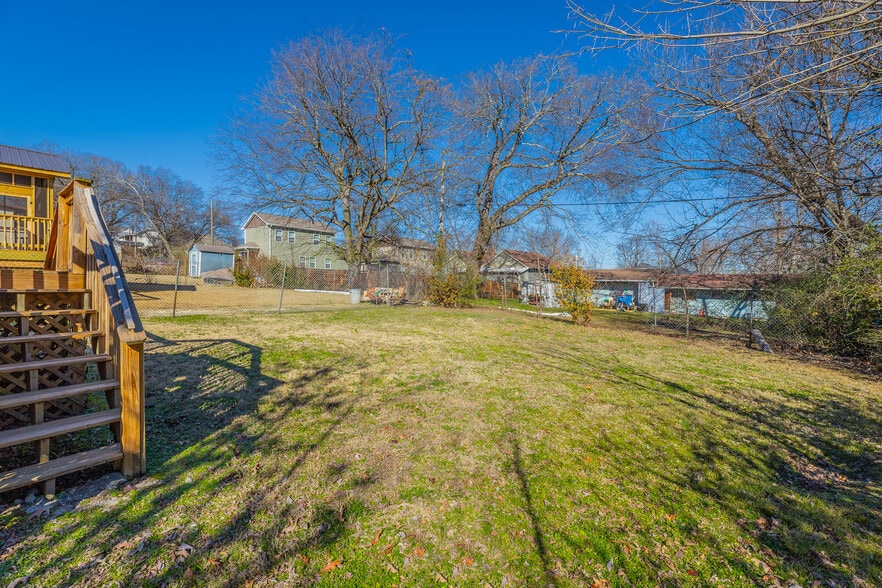 Building Photo - 2107 Oak St