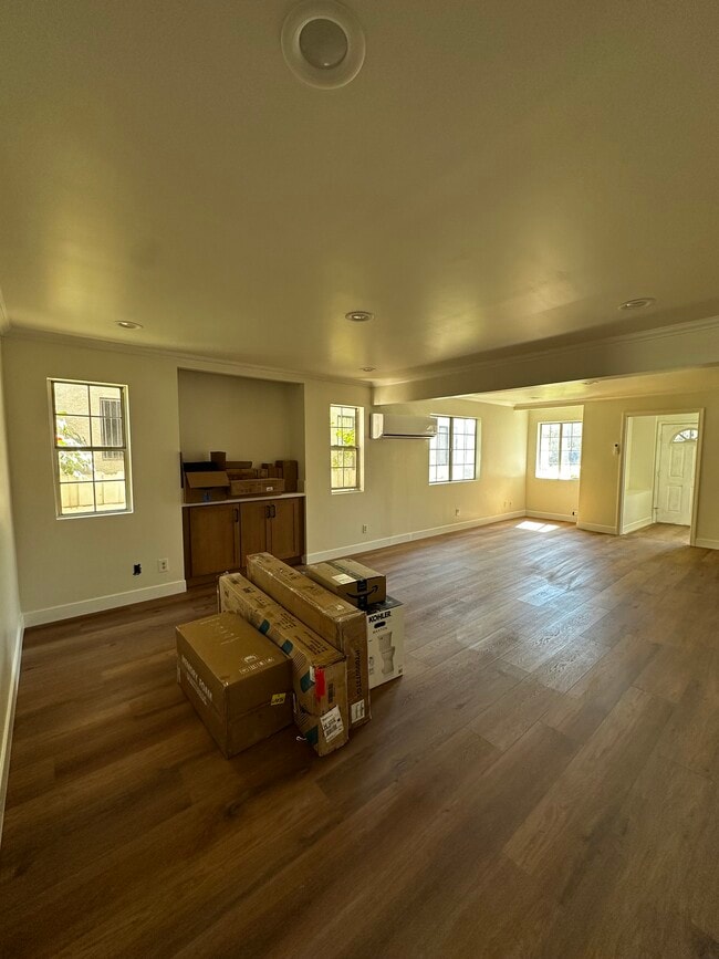 Living room - 349 W Lomita Ave