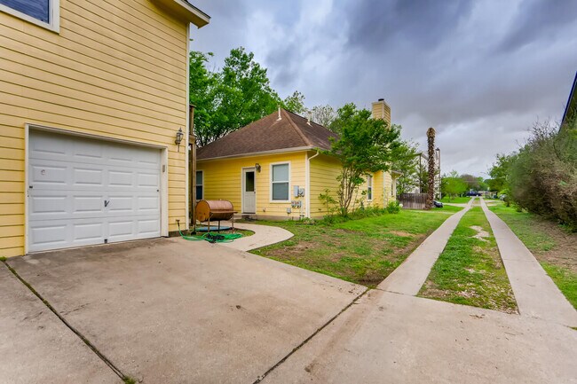 Building Photo - 2113 Thrasher Ln