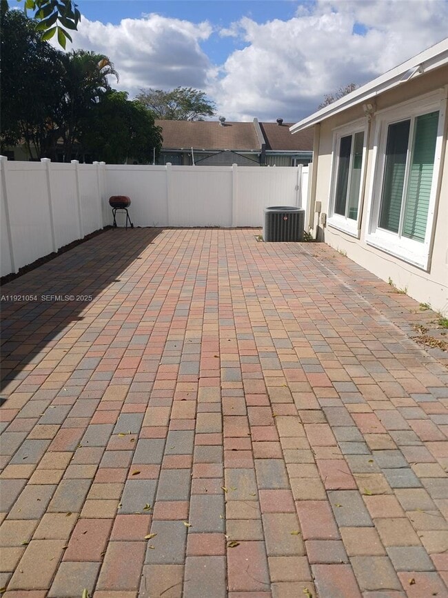 Building Photo - 5550 Lakewood Cir S