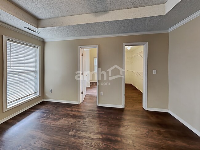 Building Photo - 910 Castlerock Way