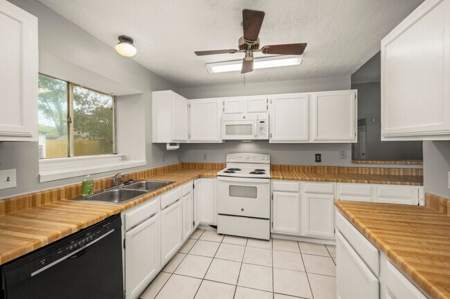 Building Photo - 302 Foxtail Ct