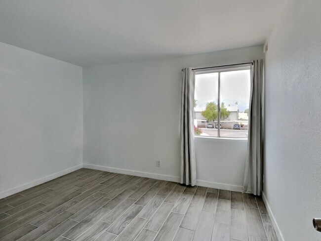 Building Photo - 828 S Langley Ave