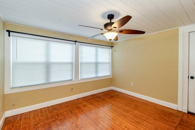 Building Photo - 1709 N Forest Ave