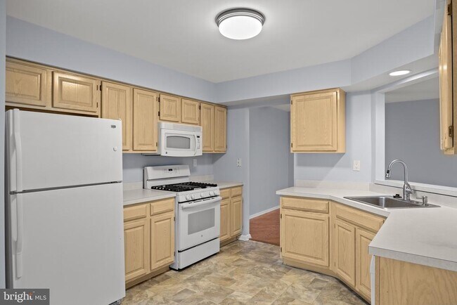 Building Photo - 5001 Aberdeen Ln