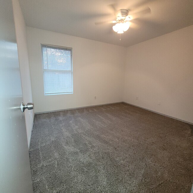 Building Photo - 200 Alpine Dr