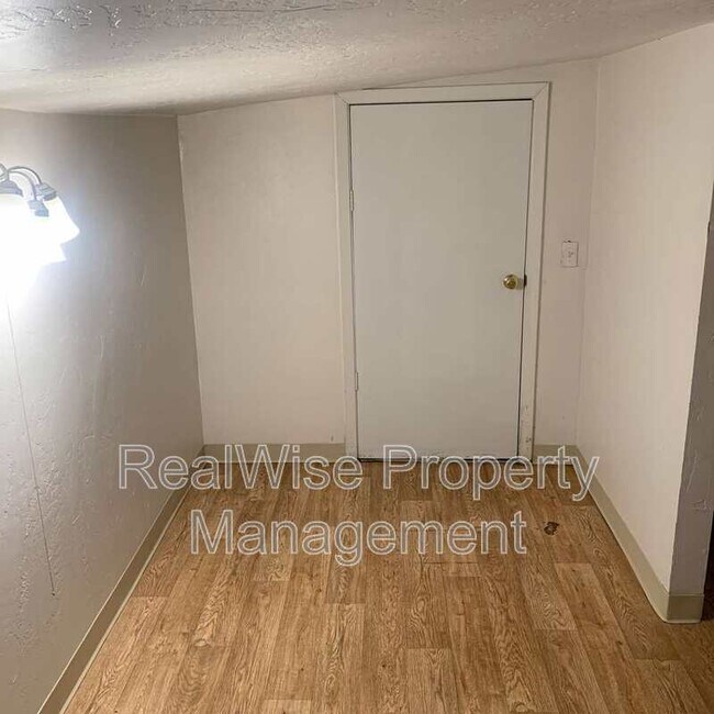 Building Photo - 940 SE N St