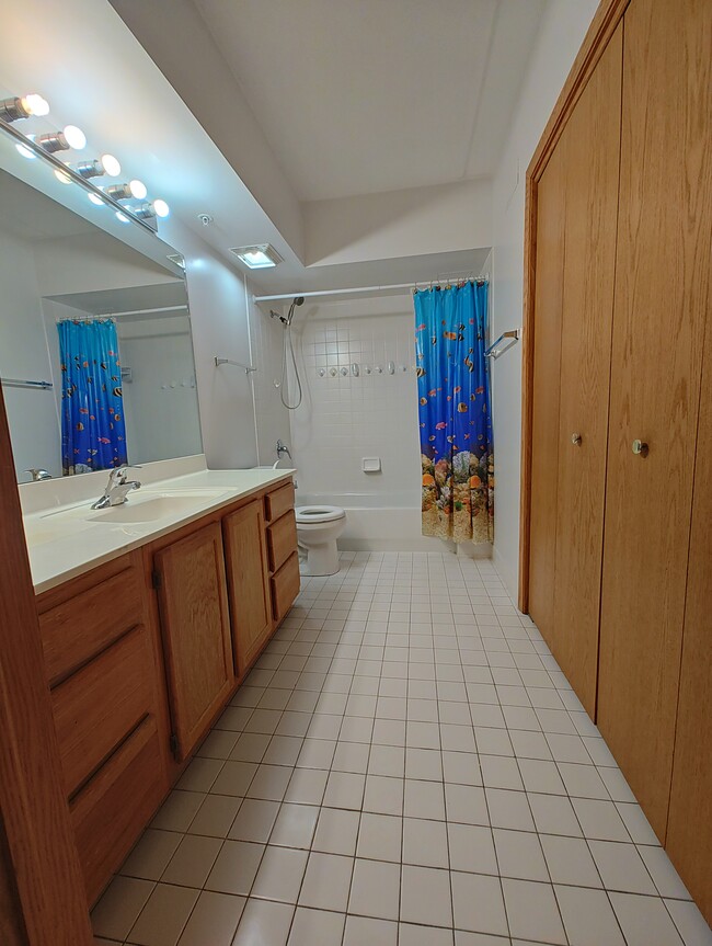 Bathroom - 5005 Warren St