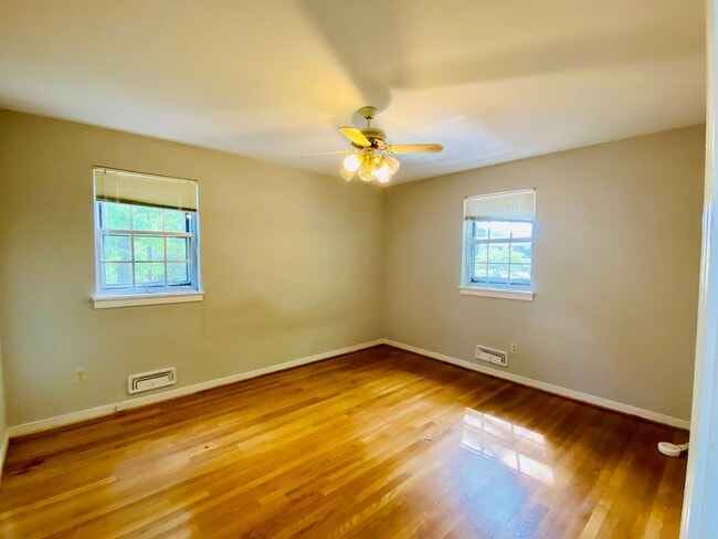 Building Photo - Beautiful and Spacious 4bdrm/2.5bth Tri-Le...