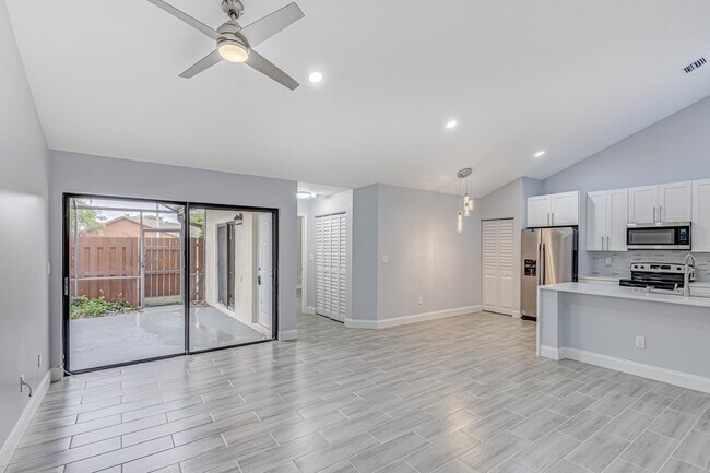 Building Photo - 1240 Summit Pl Cir