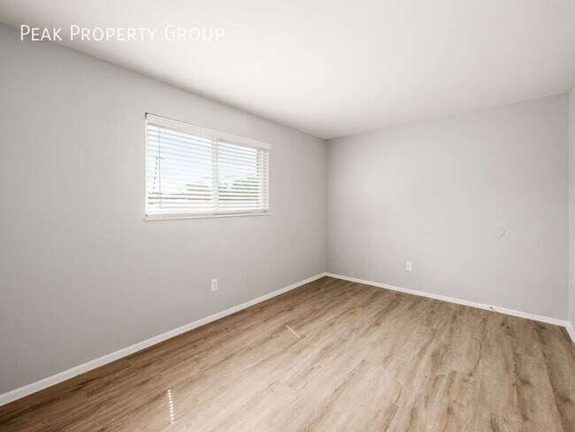 Building Photo - 593 Riverview Dr